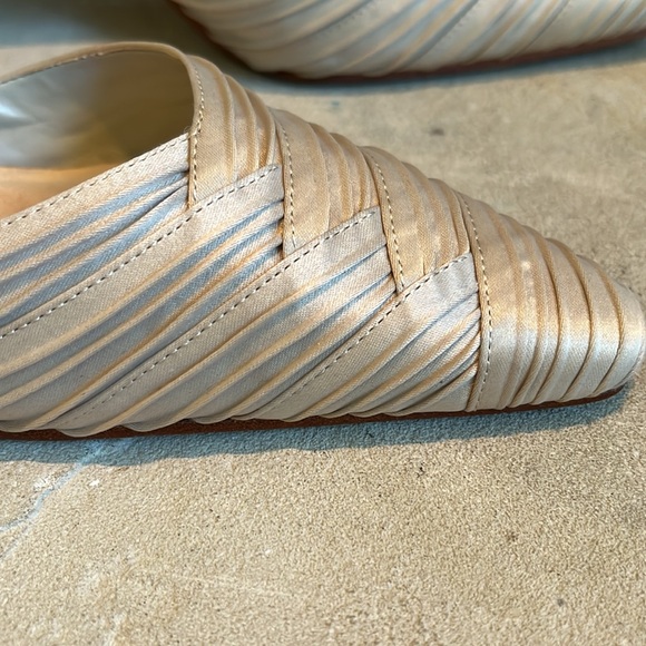 Worn once Sz 8 Nina low heels beige pleated fabric - Picture 4 of 6